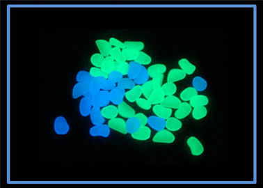 Pedra luminescente /Glow do godo do esmalte no seixo escuro