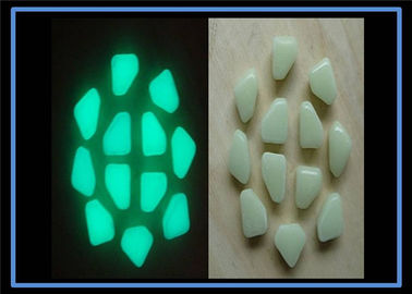 Pedra luminescente /Glow do godo do esmalte no seixo escuro