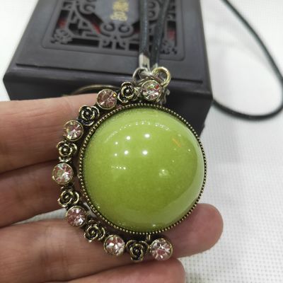 Pendente de pedra luminescente protegido contra os agentes tóxicos radioativo fêmea