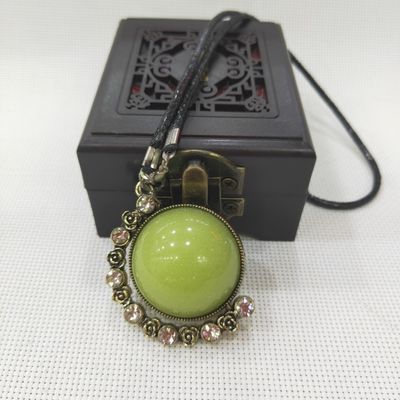Pendente de pedra luminescente protegido contra os agentes tóxicos radioativo fêmea