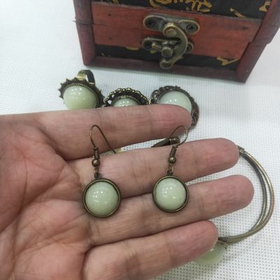 O fulgor na joia escura da resina ajustou-se com teste padrão da forma
