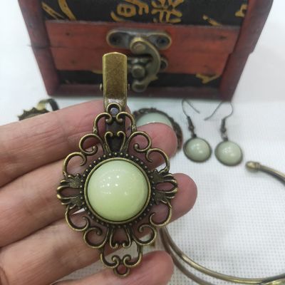 O fulgor na joia escura da resina ajustou-se com teste padrão da forma