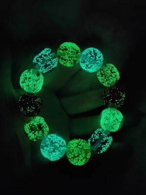 Fulgor nas cordas de vidro escuras da mão de cores diferentes