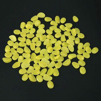 Superfície luminosa de quartzo dos seixos do jardim do aquário decorativo amarelo