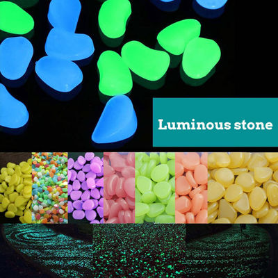 Fulgor colorido nos seixos escuros do jardim para a pedra luminosa da decoração do jardim da casa