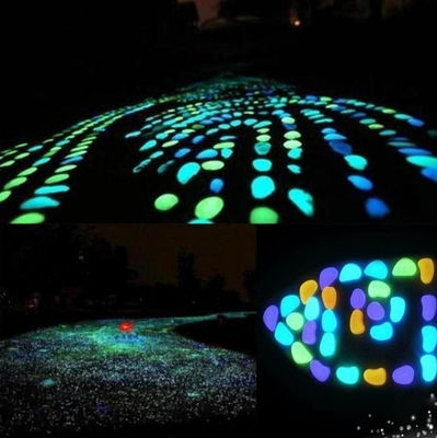 Fulgor colorido nos seixos escuros do jardim para a pedra luminosa da decoração do jardim da casa