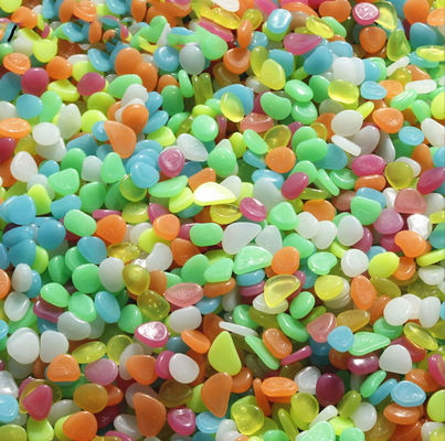 o fulgor de 1.5mm nos seixos escuros incandesce cascalhos para acessórios da decoração da casa da jarda